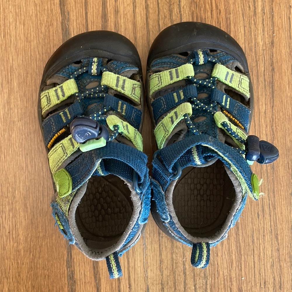 Kids Keens sz 8
